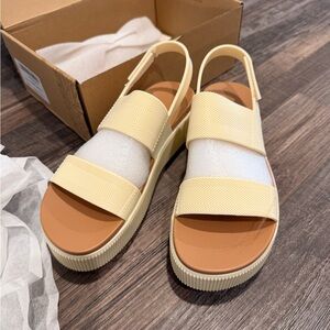 NEW IN BOX Women’s Platform Sandals size 10